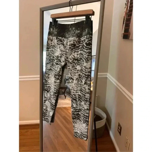 Fabletics High Waisted Seamless Leggings Jacquard Large NWT - Picture 3 of 7